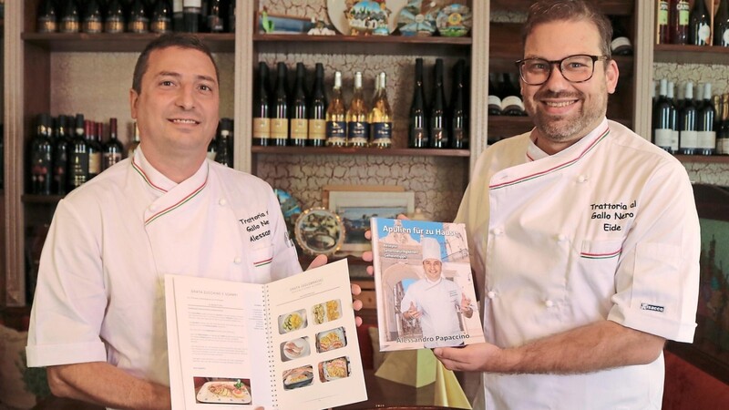 Alessandro Papaccino (links) und Christian Eidenhardt stellen ihr gemeinsames Kochbuch "Apulien für zu Hause" vor. 500 Stück gibt es in der ersten Auflage, fast die Hälfte davon ist schon vergriffen.