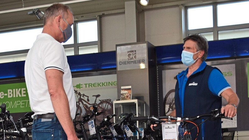 Mittlerweile sind die Reihen wieder gut gefüllt: Klaus Hofbauer vom Zweiradcenter Diermeier berät einen Kunden beim E-Bike-Kauf.