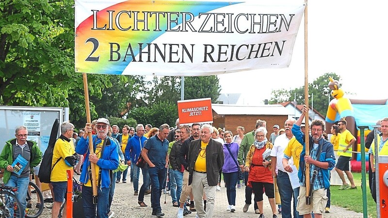 Auch Altbürgermeister Herbert Knur (Mitte) nahm am Schweigemarsch gegen die dritte Startbahn teil.