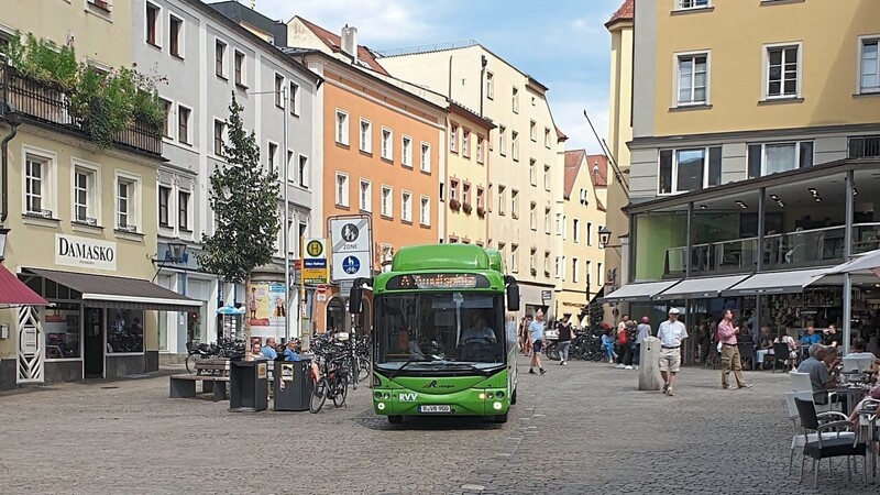 Nach einem Brand in einem Stuttgarter E-Bus wurden auch die Elektrobusse in Regensburg vorübergehend aus dem Verkehr gezogen. Ab Dienstag, 19. Oktober, kommen sie nun wieder zum Einsatz.