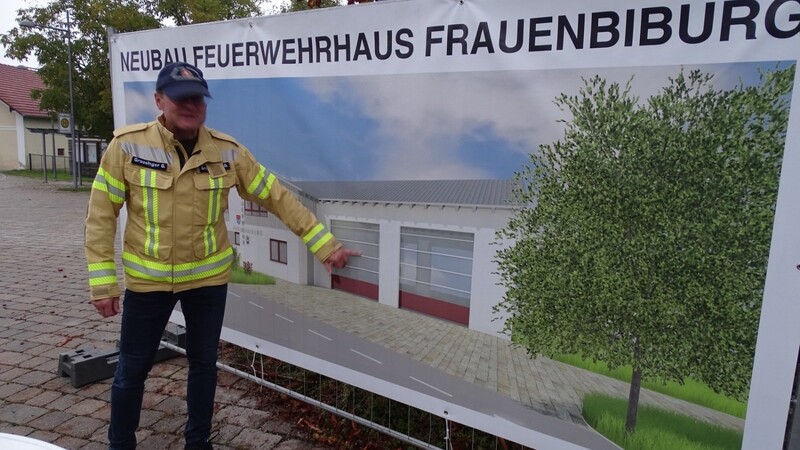 Erster Vorstand Günter Grassinger erläuterte den Neubau des Gerätehauses Frauenbiburg.