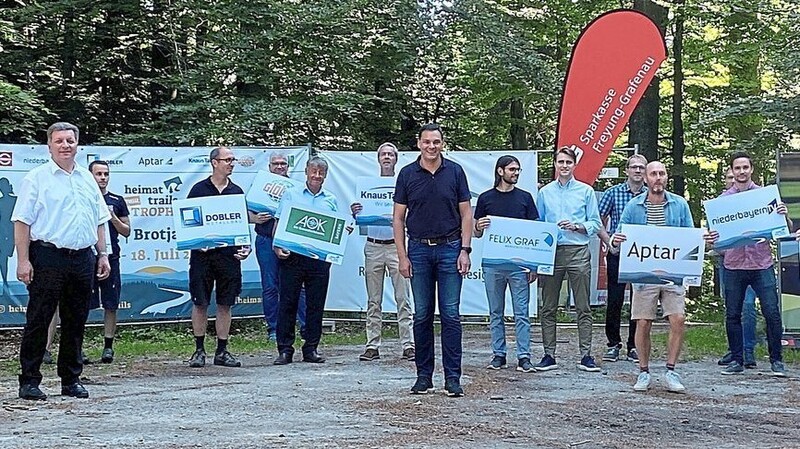 Die Landräte Christian Bernreiter (3 v. l.) und Sebastian Gruber (M.) mit den Unterstützern der diesjährigen "Heimat-Trails-Trophy". v