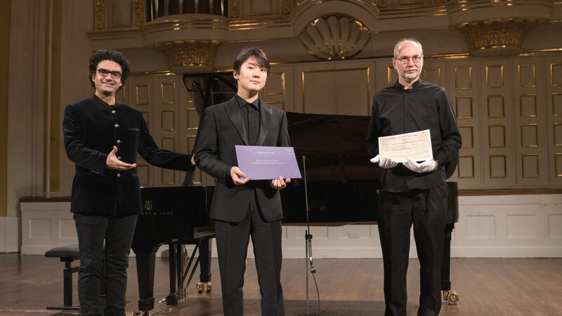 Rolando Villazon, Intendant der Mozartwoche, Pianist Seong-Jin Cho, und Ulrich Leisinger, wissenschaftlicher Leiter der Stiftung Mozarteum Salzburg (von links) präsentieren den Fund.