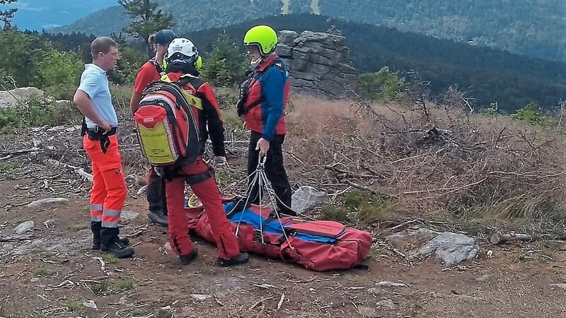 Am Gipfel des 1.152 Meter hohen Ödriegel konnte die Bergwacht eine verletzte Frau innerhalb kurzer Zeit retten, weil der Rettungshubschrauber Christoph 15 den Notarzt dort absetzte und die Verletzte nach der Erstversorgung ins Klinikum Deggendorf brachte.