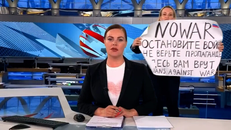 Der Screenshot aus der abendlichen Hauptnachrichtensendung des russischen Staatsfernsehens zeigt den Protest von Marina Owsjannikowa (hinten) im März 2022.
