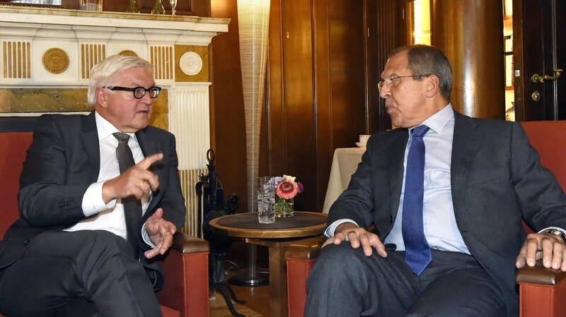 Frank-Walter Steinmeier und Russlands ewiger Außenminister Sergei Lavrov 2015 in Berlin. Andrij Melnyk hat jetzt das deutsche Staatsoberhaupt für sein inniges Verhältnis zu Russland angeklagt.