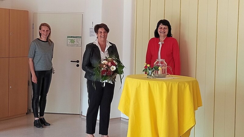 Die Kindergartenleitung Antonia Haindl (r.), ihre Stellvertreterin Eva Rötzer (2.v.l.), alle Kolleginnen sowie die Elternbeiratsvorsitzende Sabine Kindsmüller (l.) bedankten sich bei Rita Bachhuber für das gute Miteinander.
