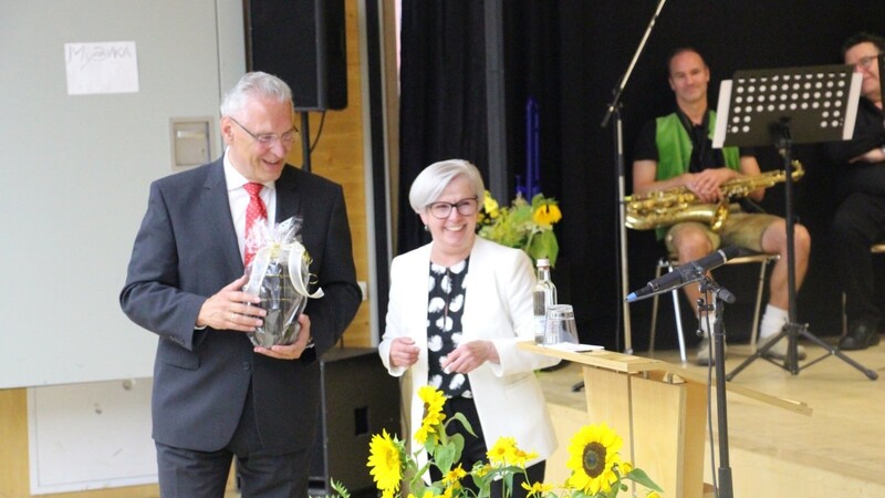 Landrätin Rita Röhrl bedankte sich bei Minister Joachim Herrmann mit einem Glaspräsent für seine Festrede.