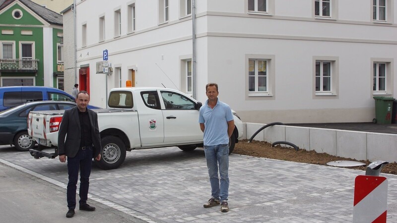 Bürgermeister Josef Schütz (links) und Martin Sieber vor den neuen Stellplätzen, die im Leoheimweg entstanden sind. Parken darf dort jeder.