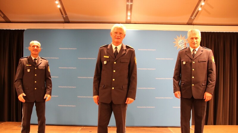 PHK Elmar Kastl (links) und EPHK Hermann Bieringer (rechts) mit Polizeipräsident Herbert Wenzl.