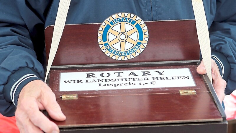 So kennen viele Landshuter die Rotary-Tombola: Aus Bauchläden werden die Lose verkauft.