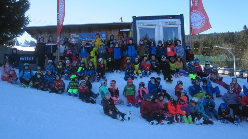 Die Skifahrergruppe der Miltacher Grundschule bei den Wintersporttagen