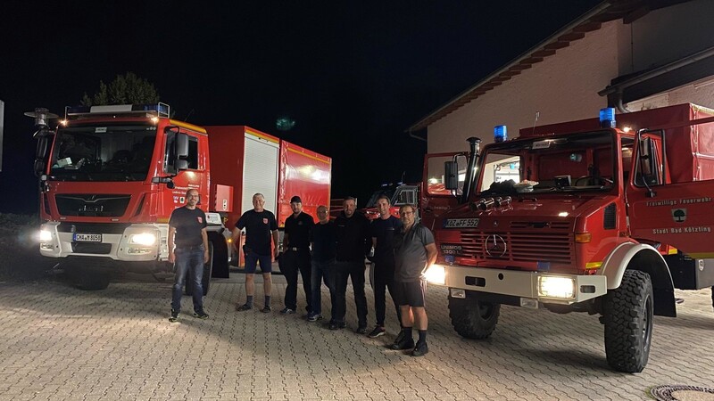 Sonntagmorgen am Bad Kötztinger Feuerwehrzentrum: Mannschaft und Gerät kurz vor der Abfahrt nach Rheinland-Pfalz.
