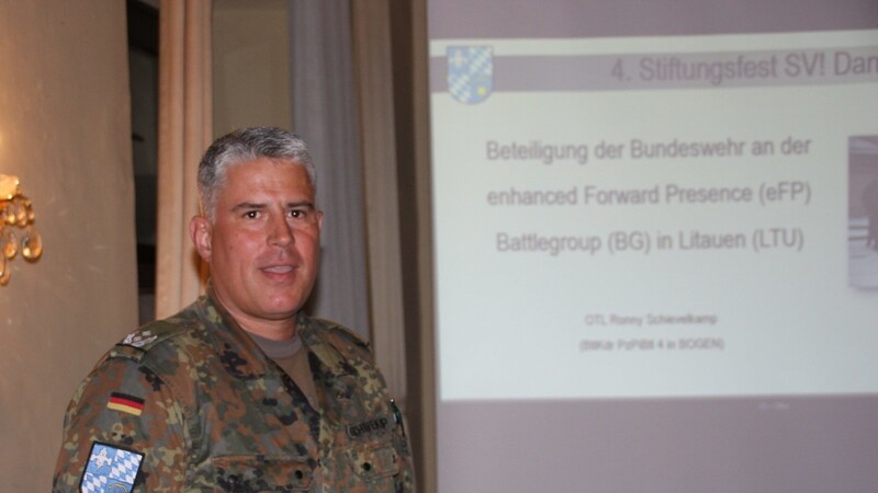 Oberstleutnant Ronny Schievelkamp vom Panzerpionierbataillon IV in Bogen referierte über das Engagement der Bundeswehr in Litauen, die dort zurzeit für die Nato und den baltischen Verbündeten Flagge zeigt.