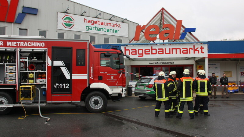 Die Polizei und Feuerwehren im Einsatz beim Real-Warenmarkt in der Graflinger Straße in Deggendorf.