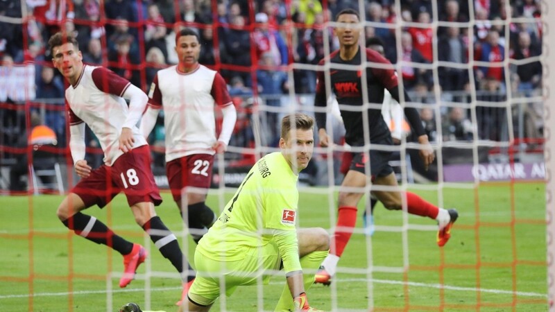 Die Entscheidung gegen Augsburg ist unterwegs: Der eingewechselte Leon Goretzka (l.) erzielt den 2:0-Endstand.