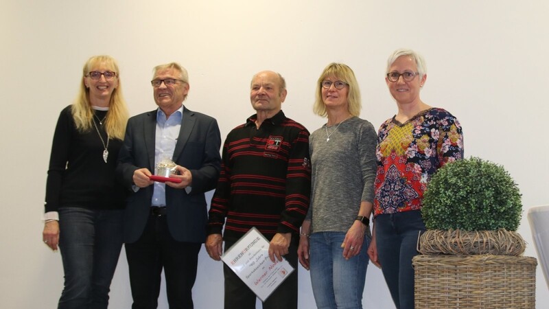 Friedhelm Eggemann (Zweiter von links), sowie die Prüferinnen Lydia Zeilbeck, Birgit Schmideder und Renate Hoffmann bedankten sich bei Werner Nodes (Mitte) für 41 Jahre Prüfertätigkeit.