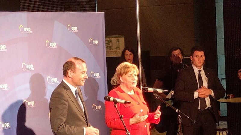 Wer ist hier der Boss? EVP-Vorsitzender Manfred Weber begrüßt CDU-Chefin und Bundeskanzlerin Angela Merkel zur Klausur der Konservativen im EU-Parlament.