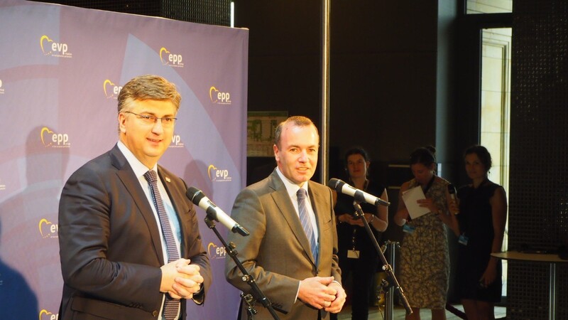 Manfred Weber (r.) begrüßt den kroatischen Regierungschef Andrej Plenkovic bei der Klausurtagung der EVP-Fraktion in München.