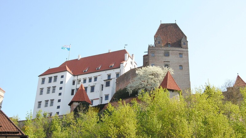Zwei unbekannte Diebe hatten es auf die Bayernfahne auf dem Dach der Burg Trausnitz in Landshut abgesehen. (Archivbild)