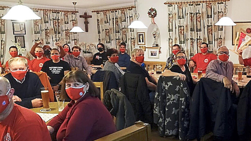 Als Überraschung erhielten alle anwesenden Mitglieder kostenlose Community-Masken.