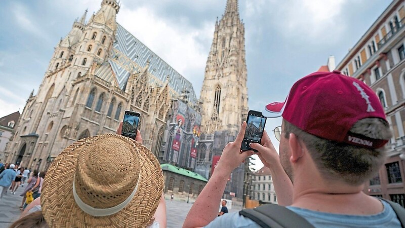 Der Stephansdom im 1. Bezirk ist ein beliebtes Fotomotiv für Touristen. Rund um den Dom präsentiert sich Wien schick und teuer.