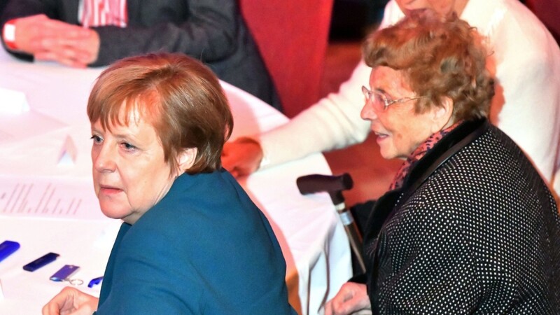Bundeskanzlerin Angela Merkel (CDU, l.) sitzt bei einem Neujahrsempfang der Stadt Templin neben Herlind Kasner, ihrer Mutter. Kasner ist Anfang April im Alter von Jahren gestorben. (Archivbild)