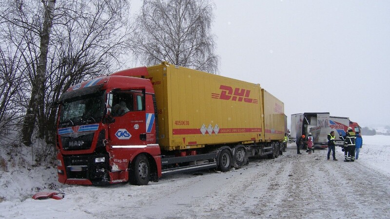 Auf der B20 hat sich ein Unfall mit mehreren Lastwagen ereignet.