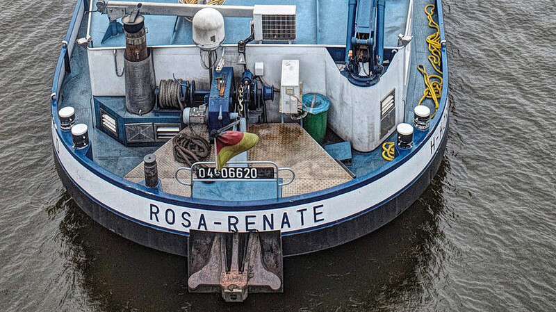 Blau gestrichen schippert die Rosa-Renate am Mittwoch Richtung Straubinger Hafen. In Zukunft könnte sie nach der Ausbaggerung der Fahrrinne mehr Tonnage an mehr Tagen transportieren.