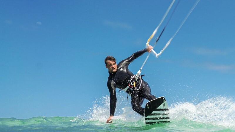 REIN SPORTLICH GANZ SCHÖN UMTRIEBIG: Julian Kornelli ist beim Kitesurfen vor Fuerteventura voll in seinem Element.