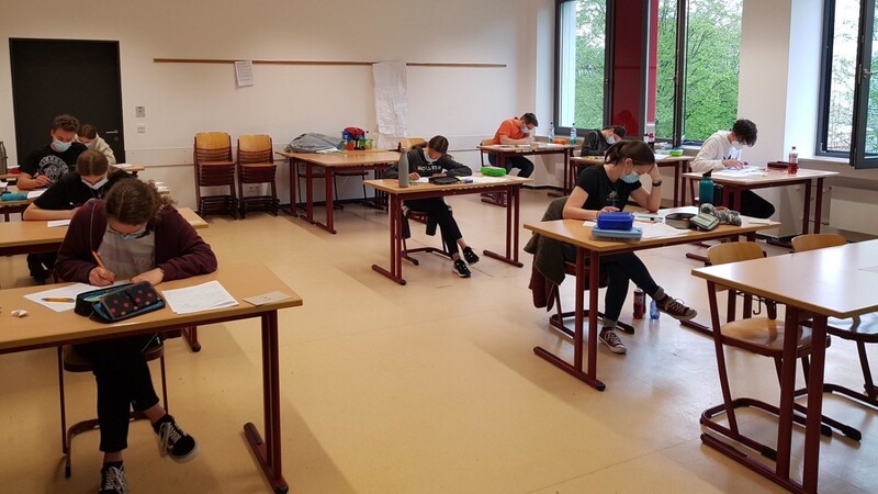 Das Abitur wird in Viechtach in diesem Jahr nicht in der Turnhalle, sondern in mehreren Klassenzimmern geschrieben. Gestartet wurde mit Deutsch.