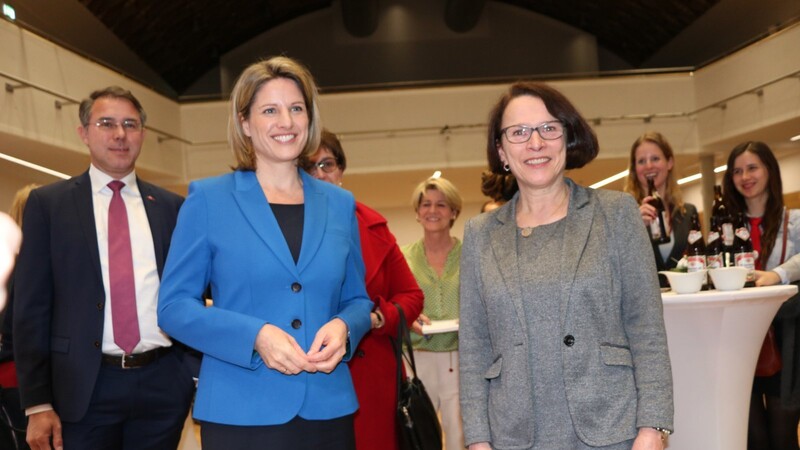 Astrid Freudenstein (l. ) und Oberbürgermeisterin Gertrud Maltz-Schwarzfischer am Wahlabend. Inzwischen ist bekannt, dass Freudenstein am Donnerstag zur zweiten Bürgermeisterin gewählt wird.