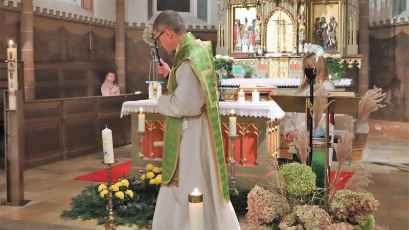 Pfarrer Wutz segnete vor dem Totengedenken die gestiftete Kerze, welche künftig bei Jahrtagsgottesdiensten, Beerdigungen und bei der Maiandacht entzündet wird.