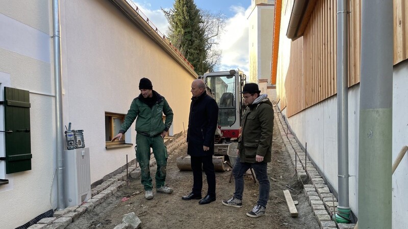 Thomas Blüml, Bürgermeister Christian Kiendl und Johann Haubner vom Bauamt (von links) begutachten die Baustelle.