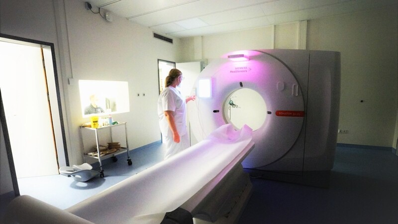 Das neue CT-Gerät der Klinik Mallersdorf am Tag der Inbetriebnahme mit eingeschaltetem Wellness-Licht.