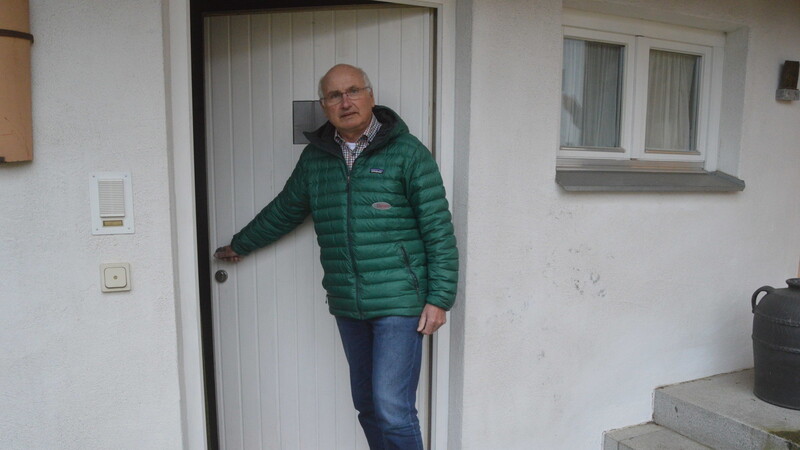 Karl Meyer, Vorsitzender des Vereins "Buntes Miteinander Geisenhausen", öffnet symbolisch die Tür. Er ermuntert ukrainische Flüchtlinge, untereinander Kontakt aufzunehmen.