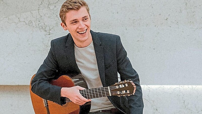Nach der harten Arbeit hat Leonard Becker allen Grund zu lächeln: Der junge Musiker aus Viechtach spielt klassische Gitarre für sein Leben gern und hat nun seine erste CD veröffentlicht.