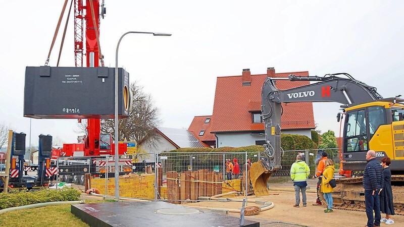 Insgesamt 46 Tonnen wiegt das Betonfertigteil, das in der Waldstraße mit einem großen Kran in die Baugrube für den Kanalbau gehievt wurde.
