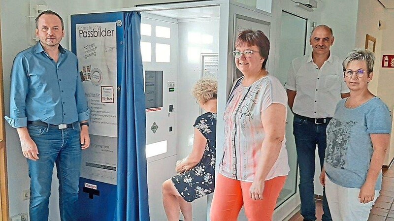 Die Bürgermeister der Gemeinden Wald und Zell beim Anfertigen der ersten Passaufnahme in dem neuen Automaten.