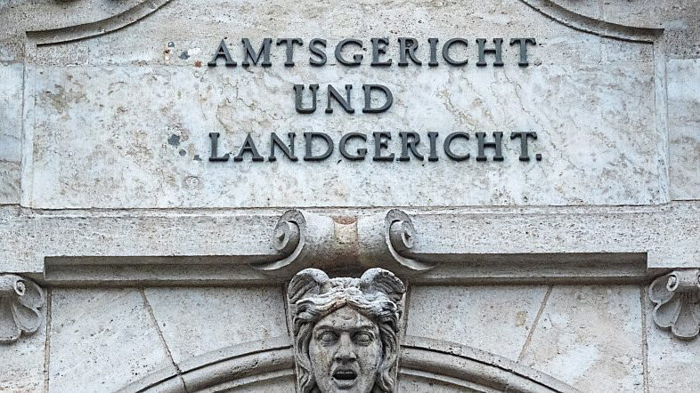 Das Regensburger Landgericht setzt sich ab Dienstag mit einem mutmaßlichen Totschlags-Delikt auseinander. (Symbolbild)
