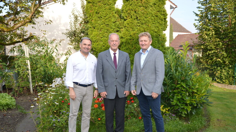 Altbürgermeister Max Wagner wurde anlässlich seines 80. Geburtstages zum Ehrenbürger ernannt: Geschäftsleiter Franz Enzensberger (v.l.), Ehrenbürger und Altbürgermeister Max Wagner und Bürgermeister Josef Beham.