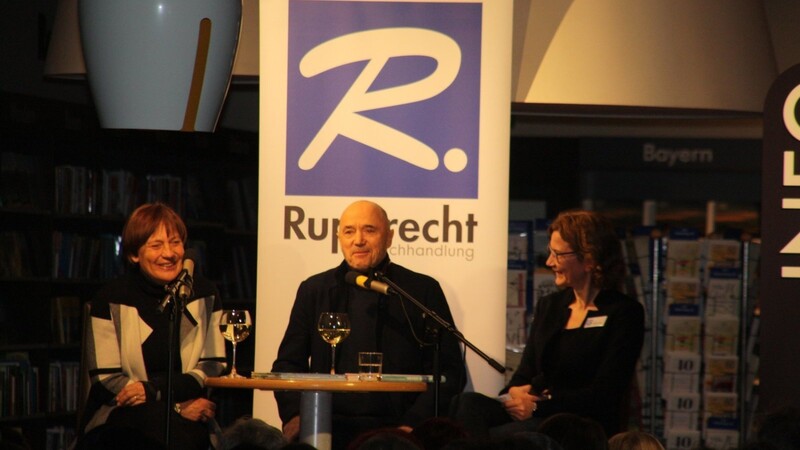 Rosi Mittermaier (links) und Christian Neureuther mit Maria Rupprecht (rechts) waren zu Gast in der Buchhandlung Rupprecht.