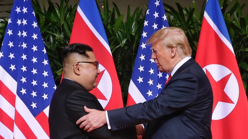 So sah es 2018 aus, als sich US Präsident Donald Trump (r.) und Nordkoreas Machthaber Kim Jong Un in Singapur trafen.