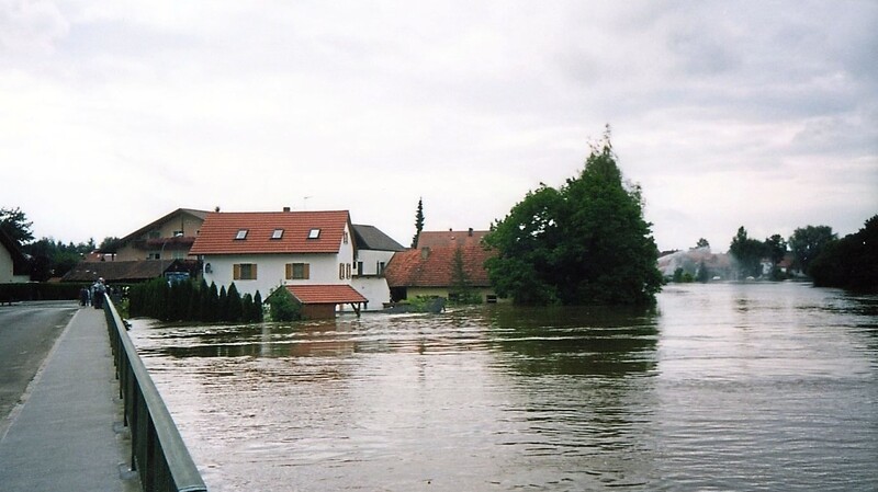 Nach der Realisierung der Schutzmauern sollen Bilder wie dieses vom August-Hochwasser 2002 der Vergangenheit angehören.