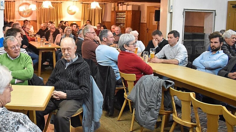 Mit knapp 100 Zuhörern war die Bürgerversammlung im Gasthaus Ippisch gut besucht.