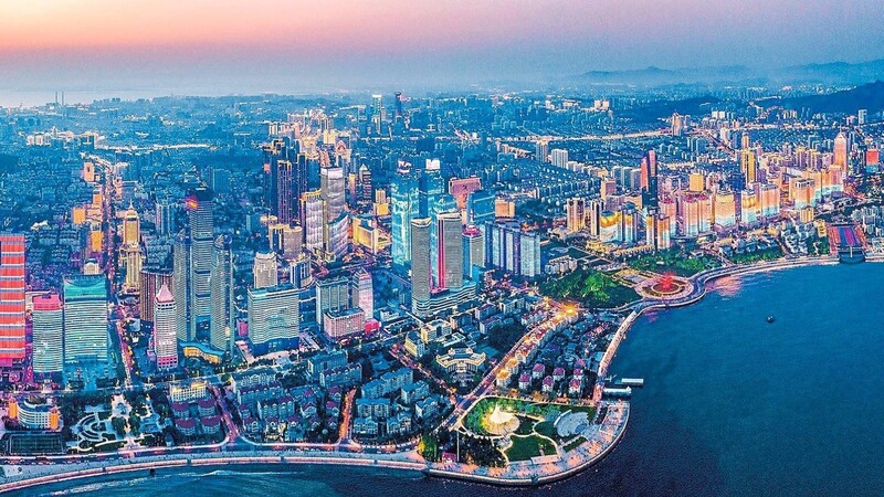 Das ostchinesische Qingdao am gelben Meer gehört zur Provinz Shandong und präsentiert sich mit seinen bunt beleuchteten Wolkenkratzern als Weltstadt.