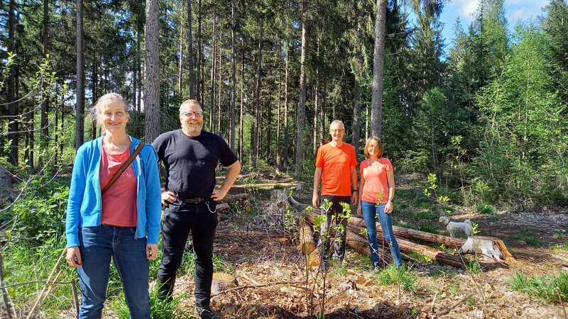 Im Wald (v.l.): Ruth Waas, Martin Werneyer, Flächenbetreuer im Rainer Wald, Markus und Carola Pannermayr.