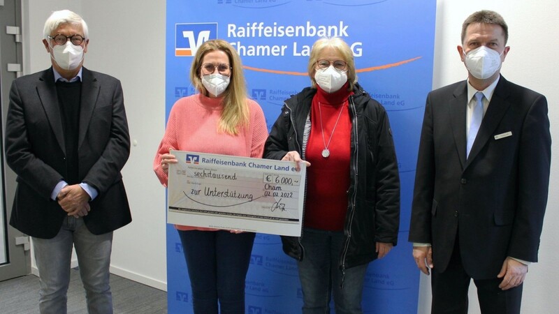 Dr. Karl Vetter von Hospiz DAHEIM (von links), Dr. Stefanie Franke von der Kinderkrebshilfe Cham und Irmgard Burger von der Tafel freuen sich über die Spende, die der Raiffeisenbank-Regionaldirektor Thomas Saßl übergeben konnte.