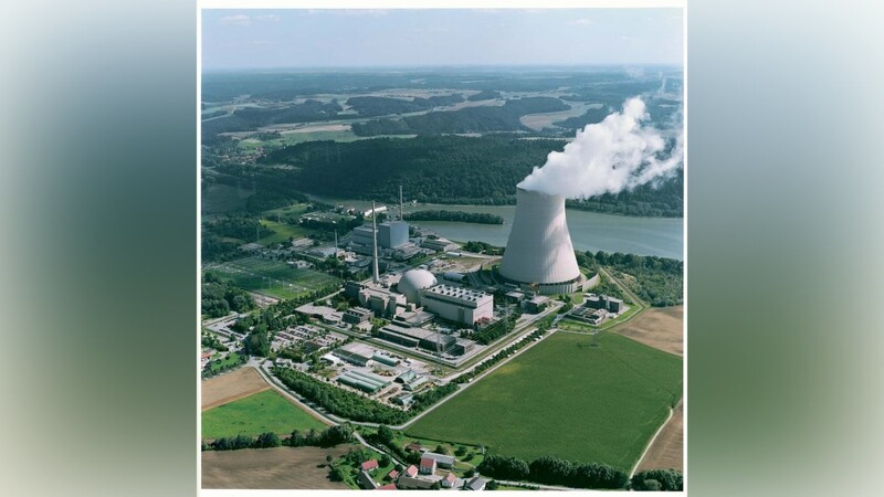 Das Kernkraftwerk Isar 2 speist nach seiner Revision wieder Strom ins Netz ein.