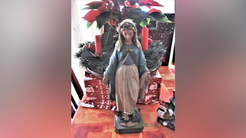 Beim Frauentragen im Advent ist die Gottesmutter-Statue Gast in vielen Familien und Häusern.